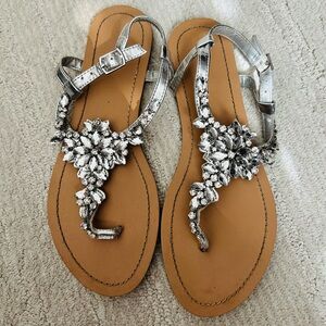 Excellent condition (worn once!) David’s Bridal Rhinestone Flat Sandals - Size 6